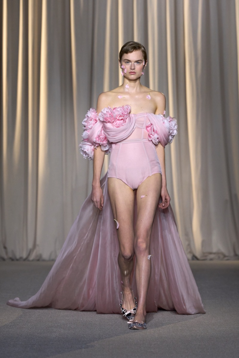 Paris: Giambattista Valli Haute Couture Automne Hiver 2024-2025